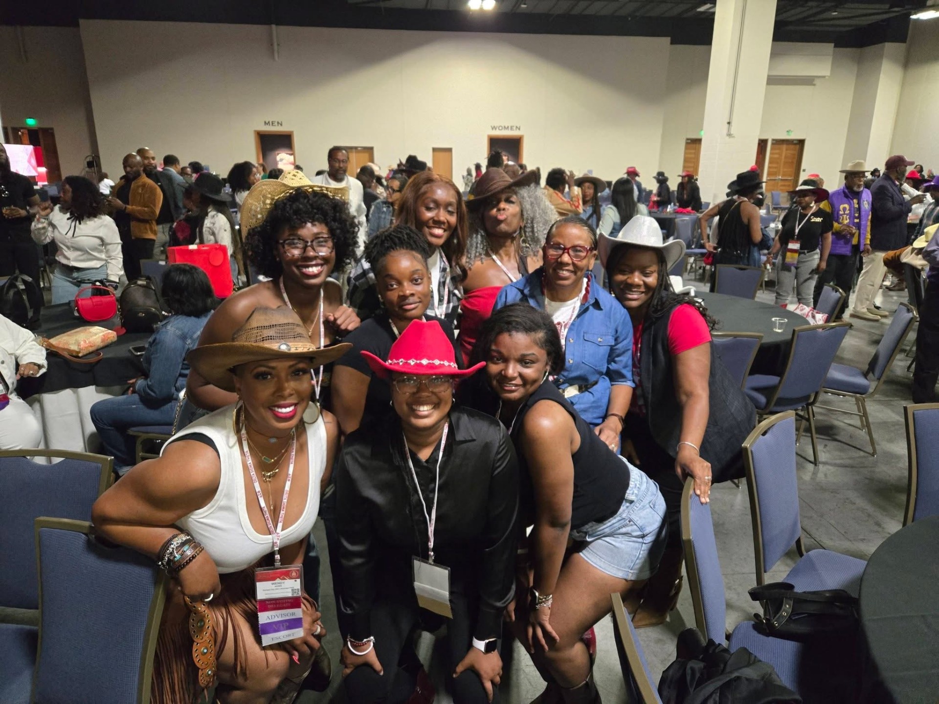 Lambda Epsilon sisters at Delta convention